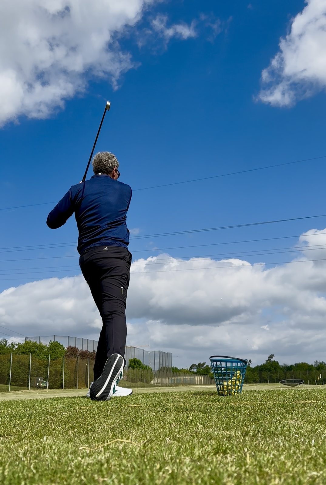 Golfschwung im Finish auf der Driving Range des Golfclubs Herzogenaurach