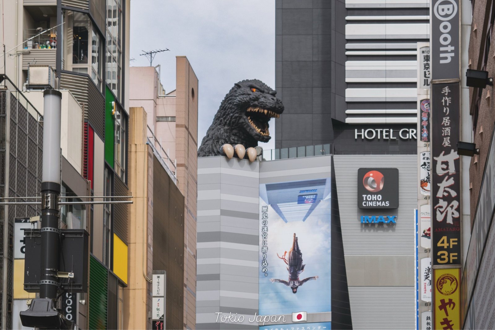 Lebensgroßer Godzilla-Kopf auf dem Shinjuku Toho Building über Kabukichō