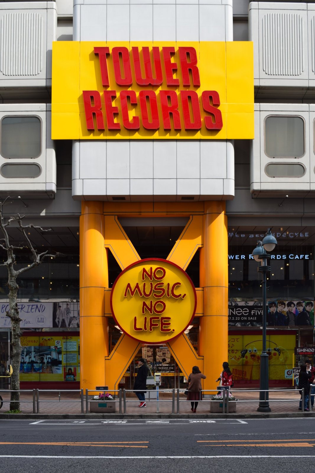 Gelbe Fassade von Tower Records Shibuya mit dem runden Schild No Music, No Life