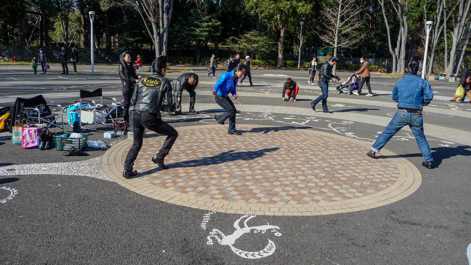Rockabilly-Tänzer in Lederjacken und Jeans tanzen auf einem runden Platz am Yoyogi-Park
