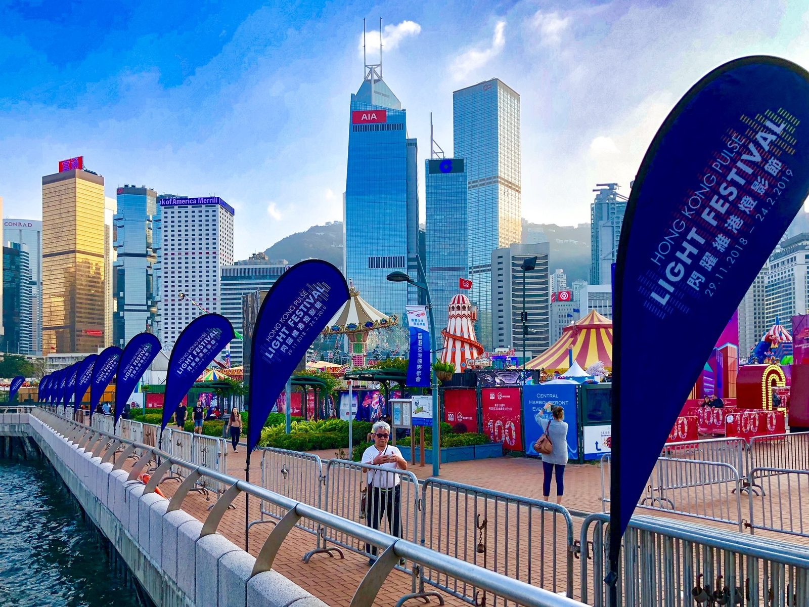 Skyline von Hongkong Central mit Fahnen des Light Festivals am Harbourfront