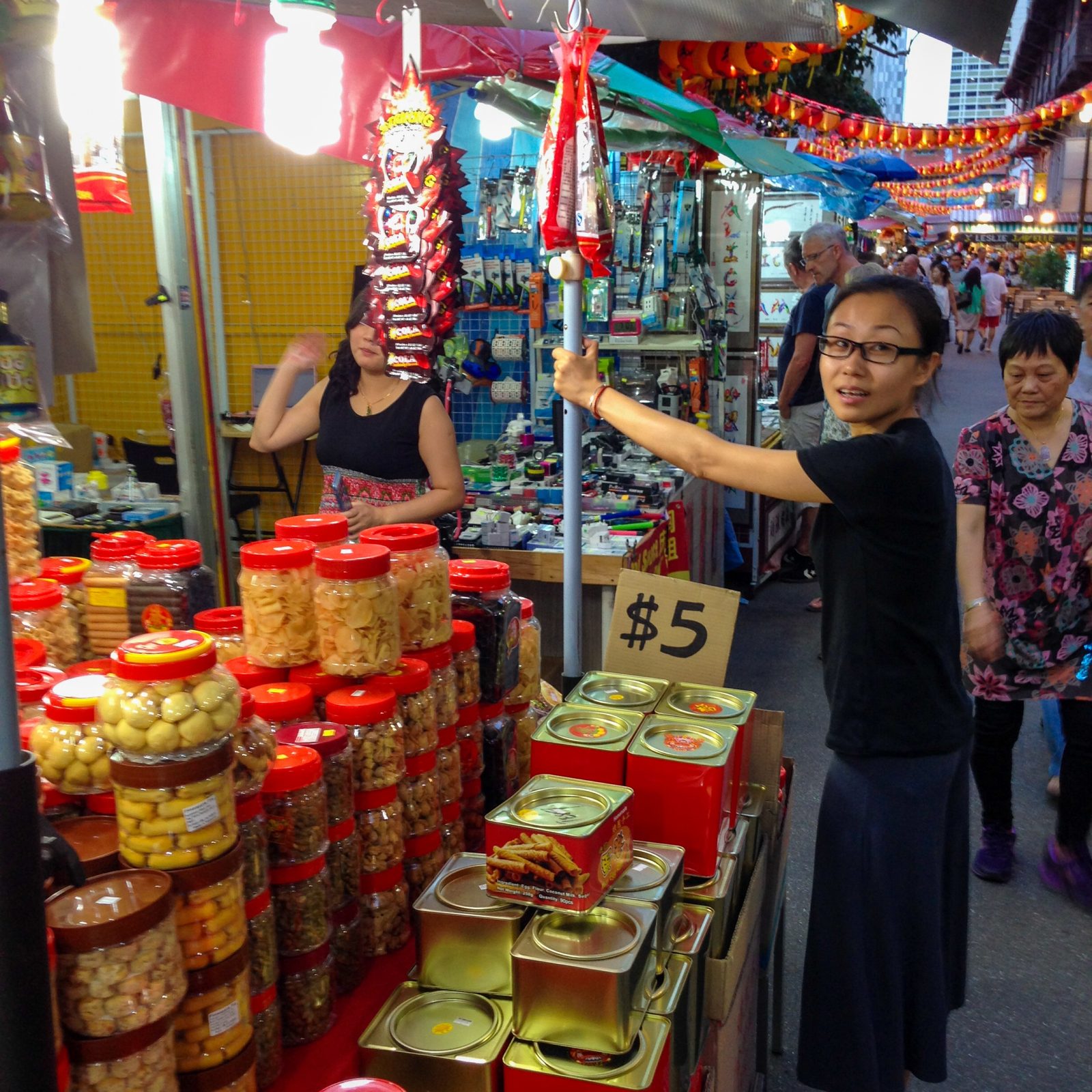 Marktstand in Chinatown mit Neujahrsgebäck in roten Dosen und Gläsern