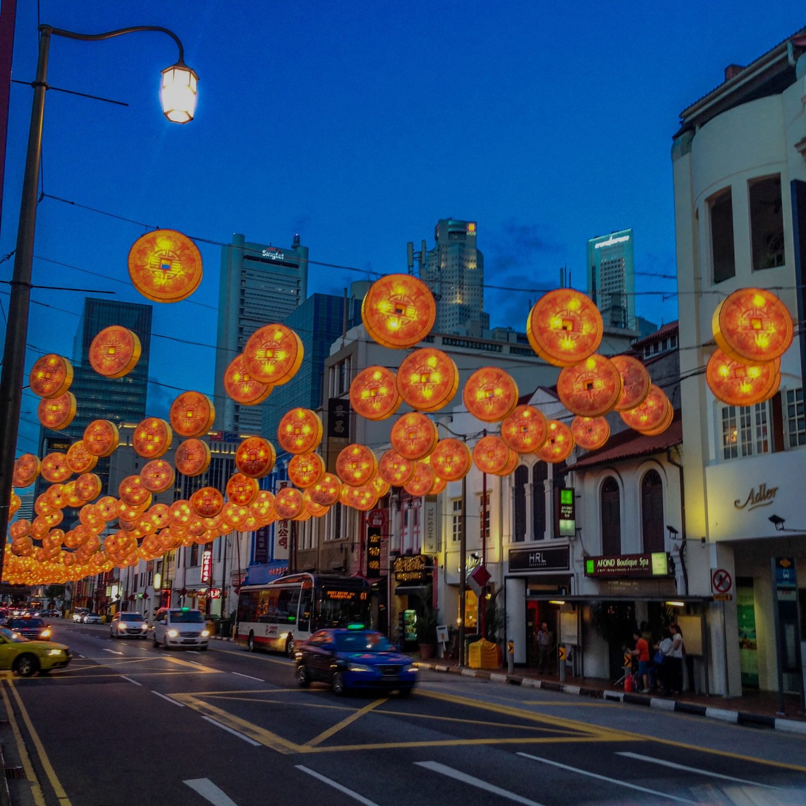 Leuchtende Glücksmünzen-Laternen über Chinatown in Singapur