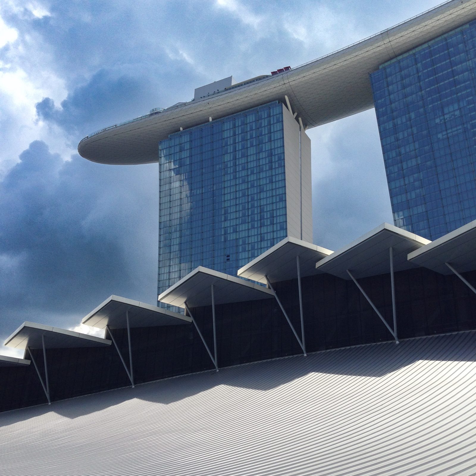 Geschwungene Dächer vor den Türmen des Marina Bay Sands