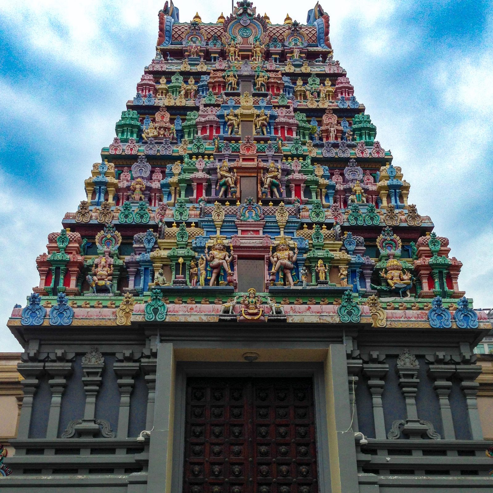 Farbenprächtiger Gopuram eines Hindu-Tempels in Little India, Singapur