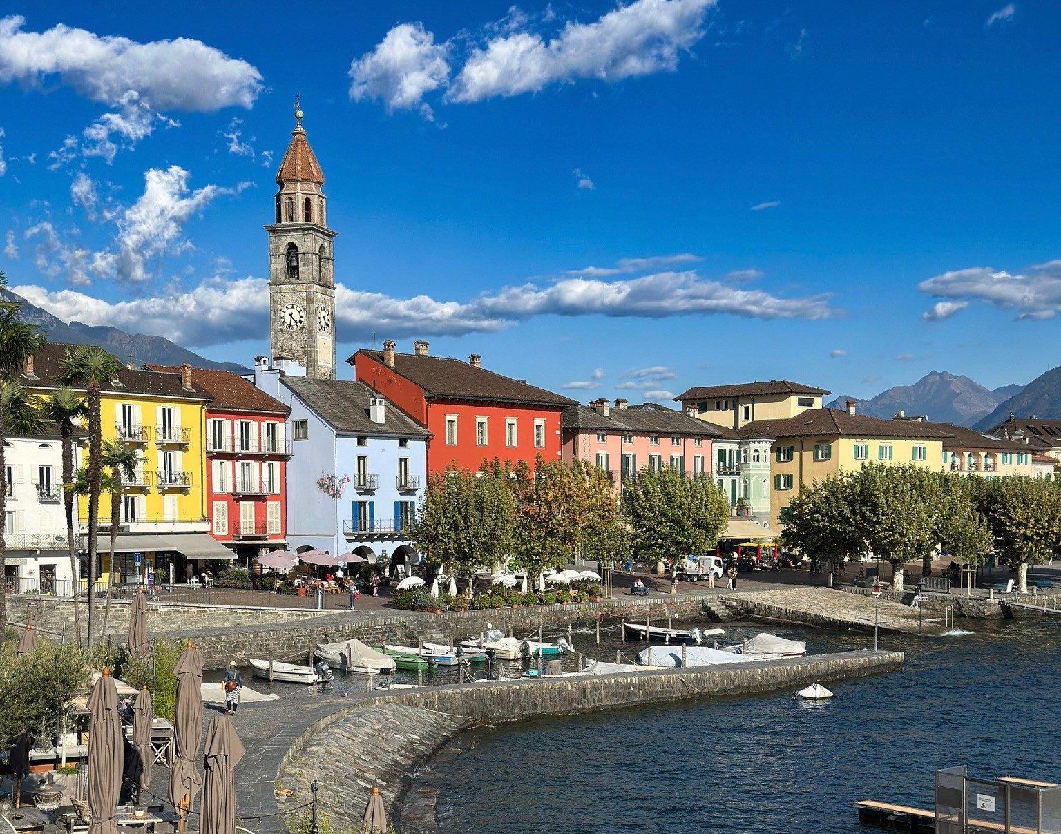 Uferpromenade von Ascona mit Kirchturm und bunten Häusern am Lago Maggiore