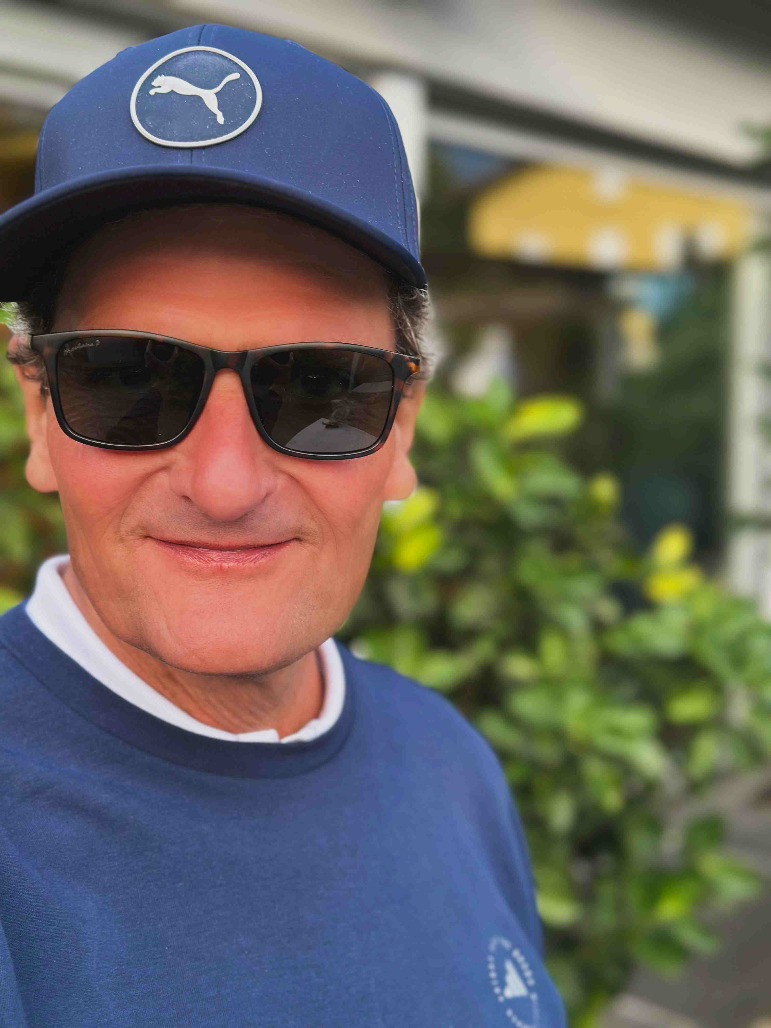 Torsten Fink mit Cap und Sonnenbrille als Selfie an der Promenade von Ascona