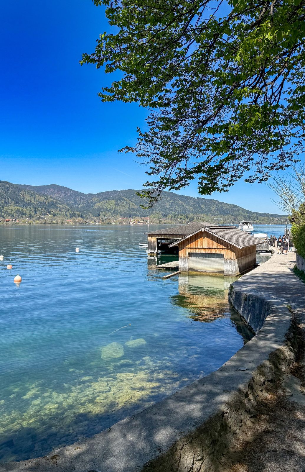 Bootshaus am Tegernsee mit glasklarem Wasser