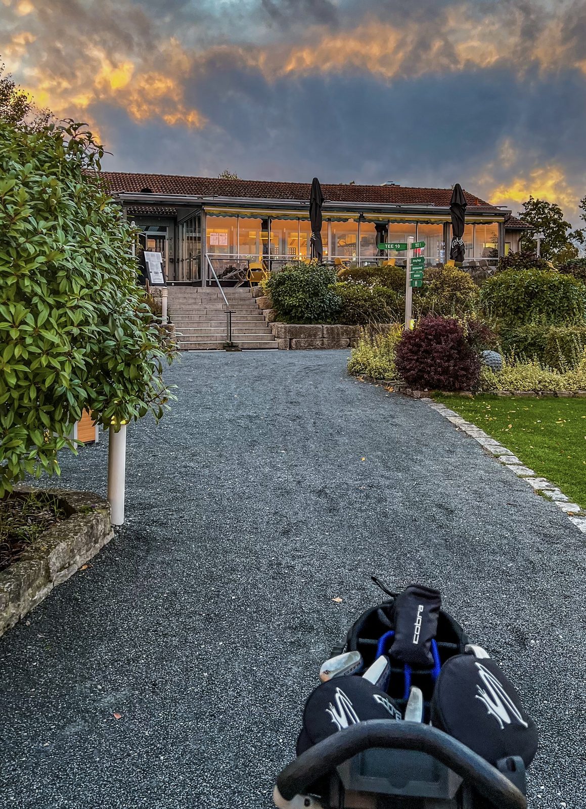 Clubhaus des Golf-Club Herzogenaurach im dramatischen Abendlicht mit orange glühenden Wolken