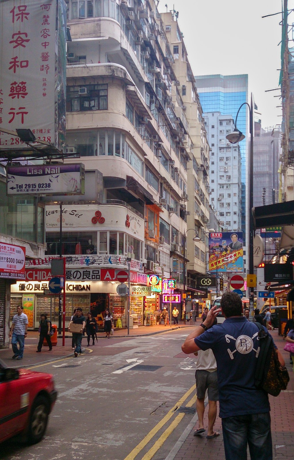 Geschwungenes Art-déco-Eckhaus mit runden Balkonen in der Foo Ming Street, Causeway Bay, Hongkong