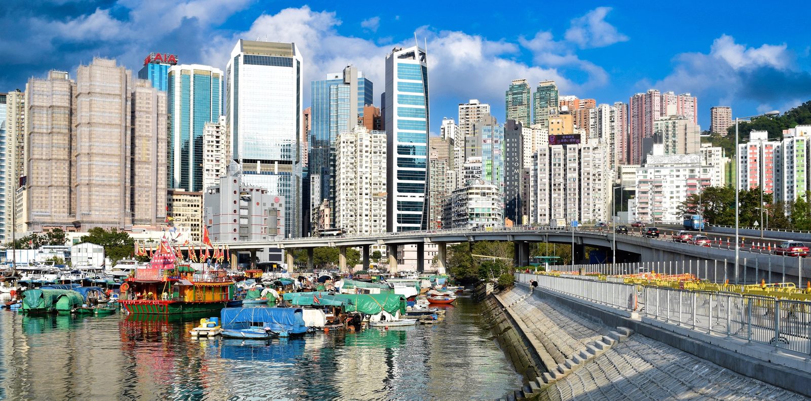 Boote im Typhoon Shelter vor der Skyline von Wan Chai