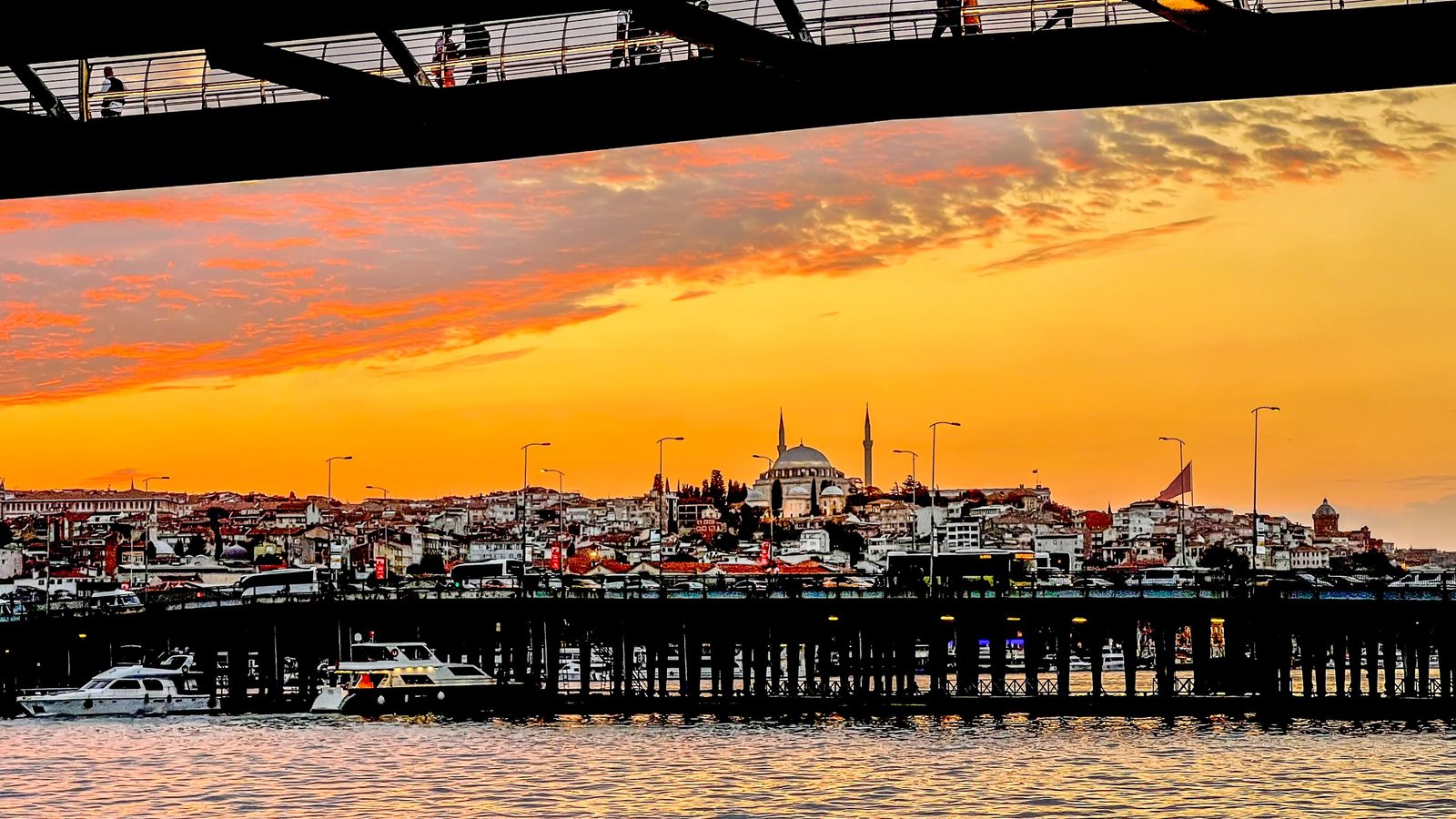 Moschee-Silhouette im Abendrot über dem Goldenen Horn