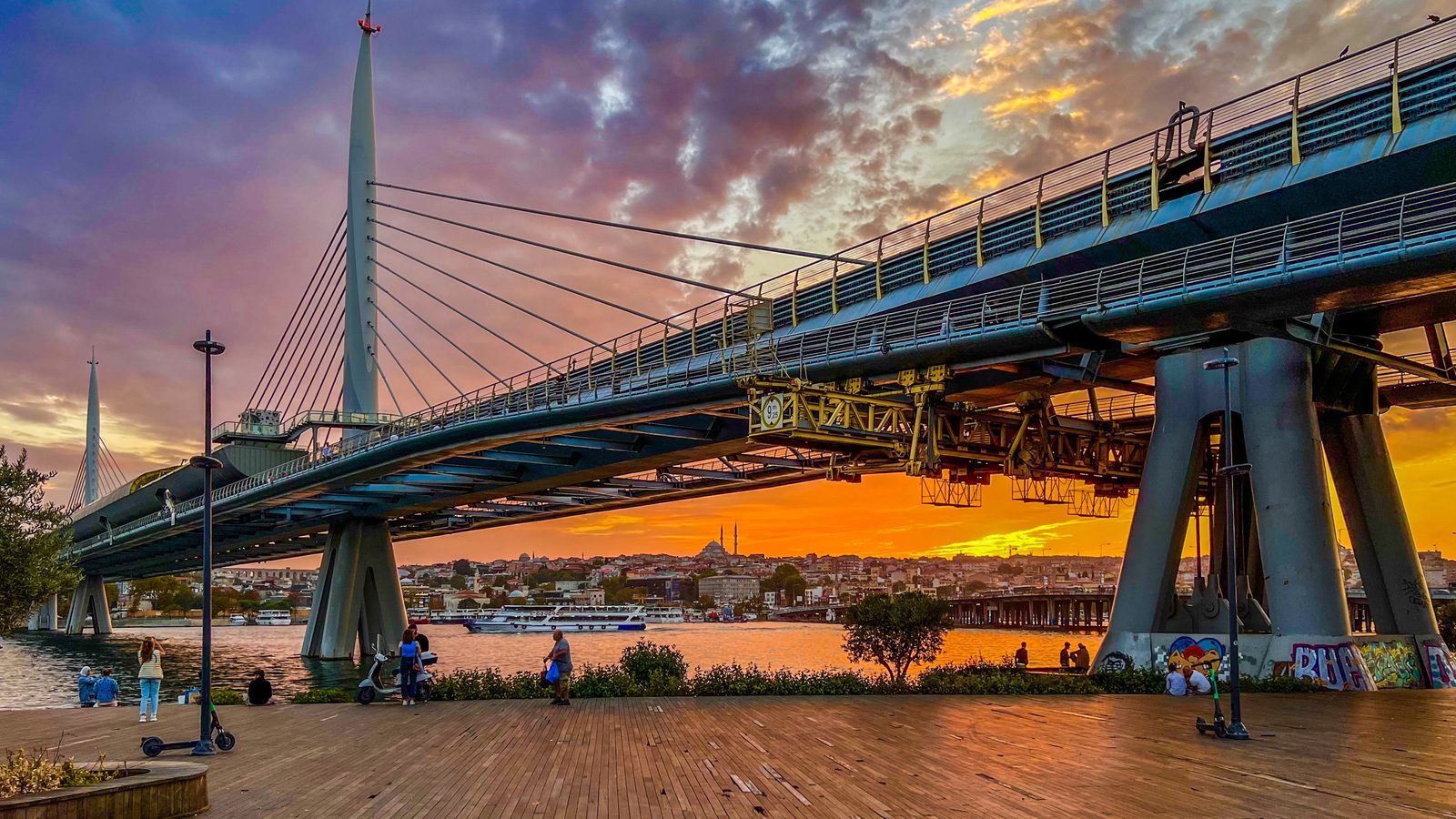 Haliç-Metrobrücke im Sonnenuntergang