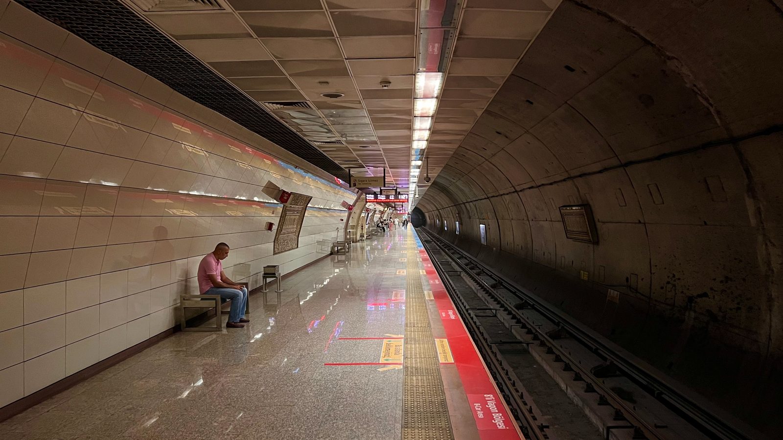 Leerer Bahnsteig einer Istanbuler Metrostation mit spiegelndem Boden
