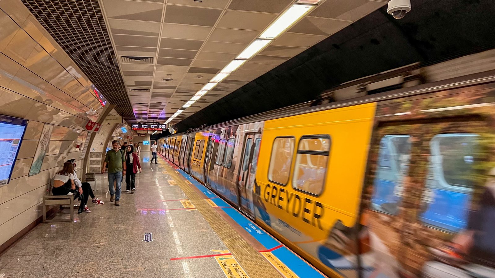 Gelbe Metro fährt in eine Istanbuler Untergrundstation ein