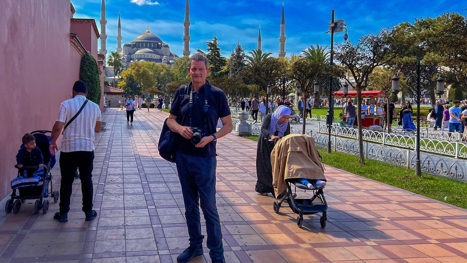 Torsten Fink mit Kamera auf dem Vorplatz der Blauen Moschee in Sultanahmet, im Hintergrund Kuppel und Minarette