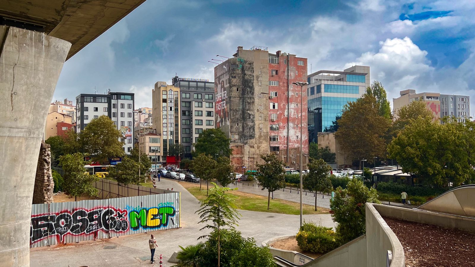 Istanbuler Stadtviertel mit alten und neuen Fassaden und Graffiti auf einem Bauzaun
