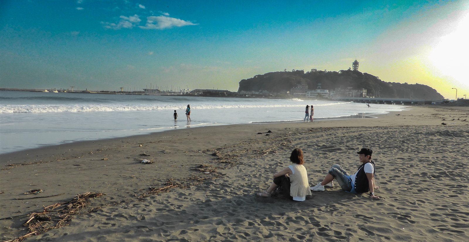 Sonnenuntergang am Strand mit Blick auf die Insel Enoshima