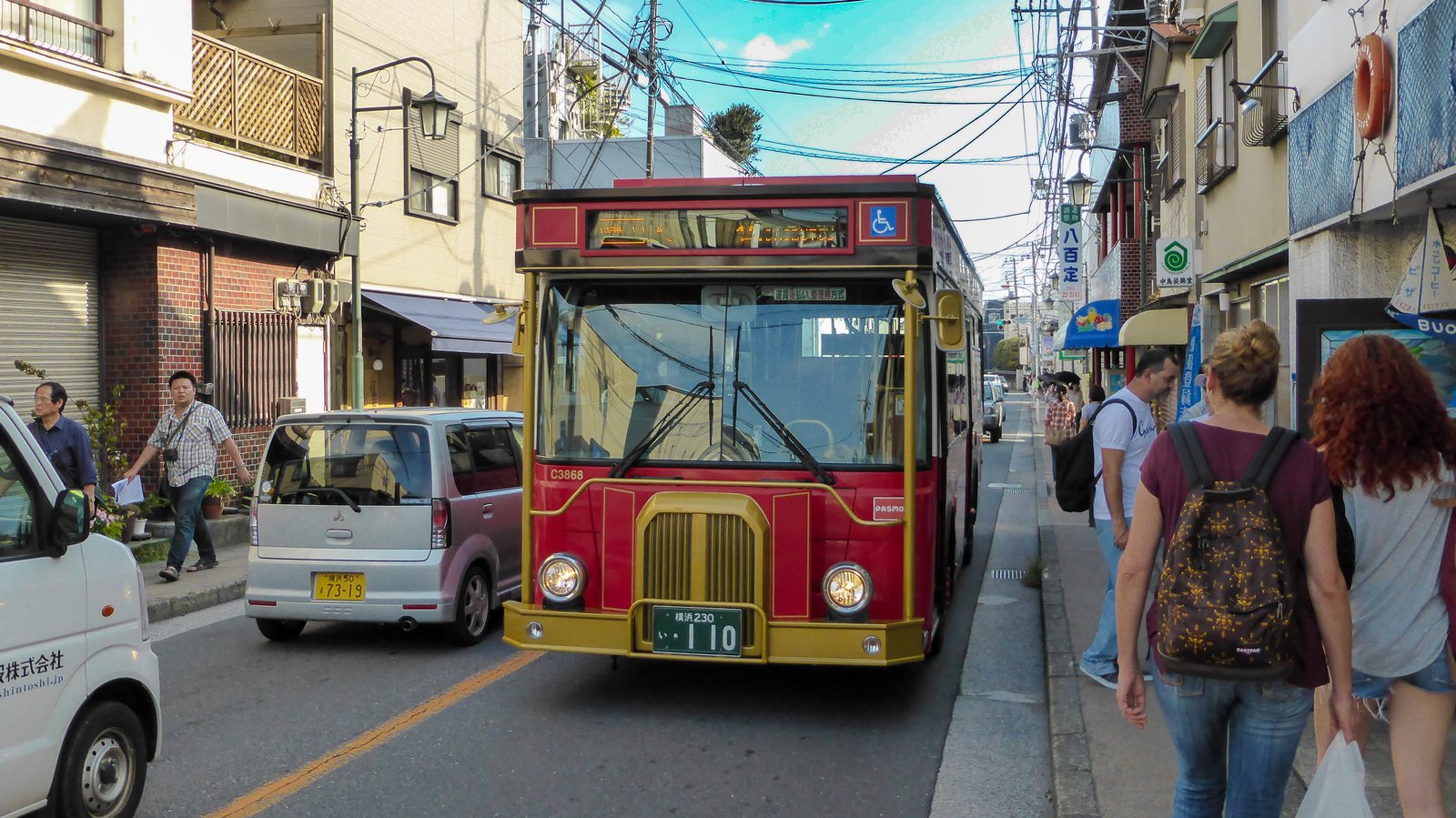 Schmale Straße in Kamakura mit einem älteren Reisebus