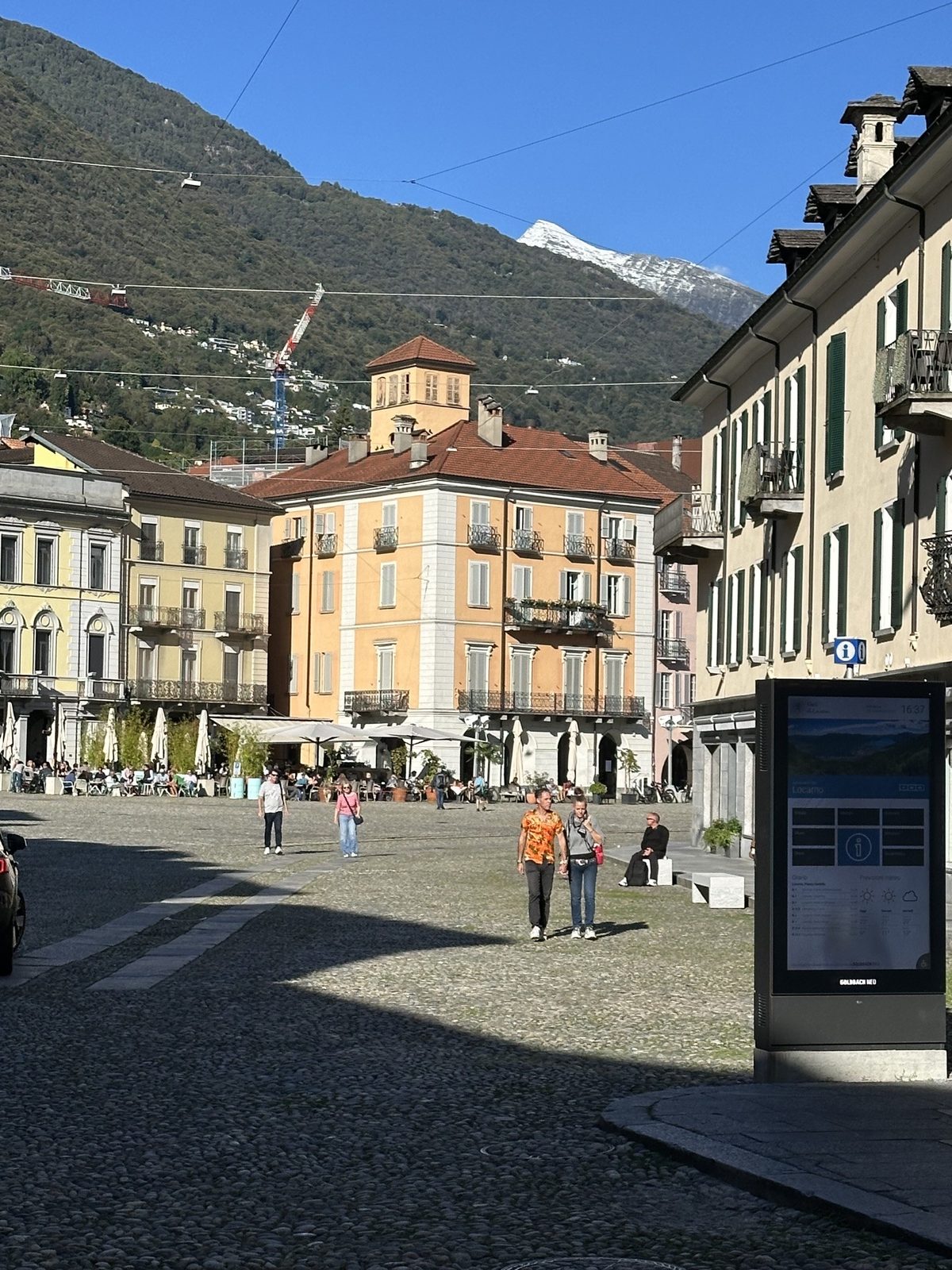 Piazza Grande in Locarno mit schneebedecktem Gipfel im Hintergrund