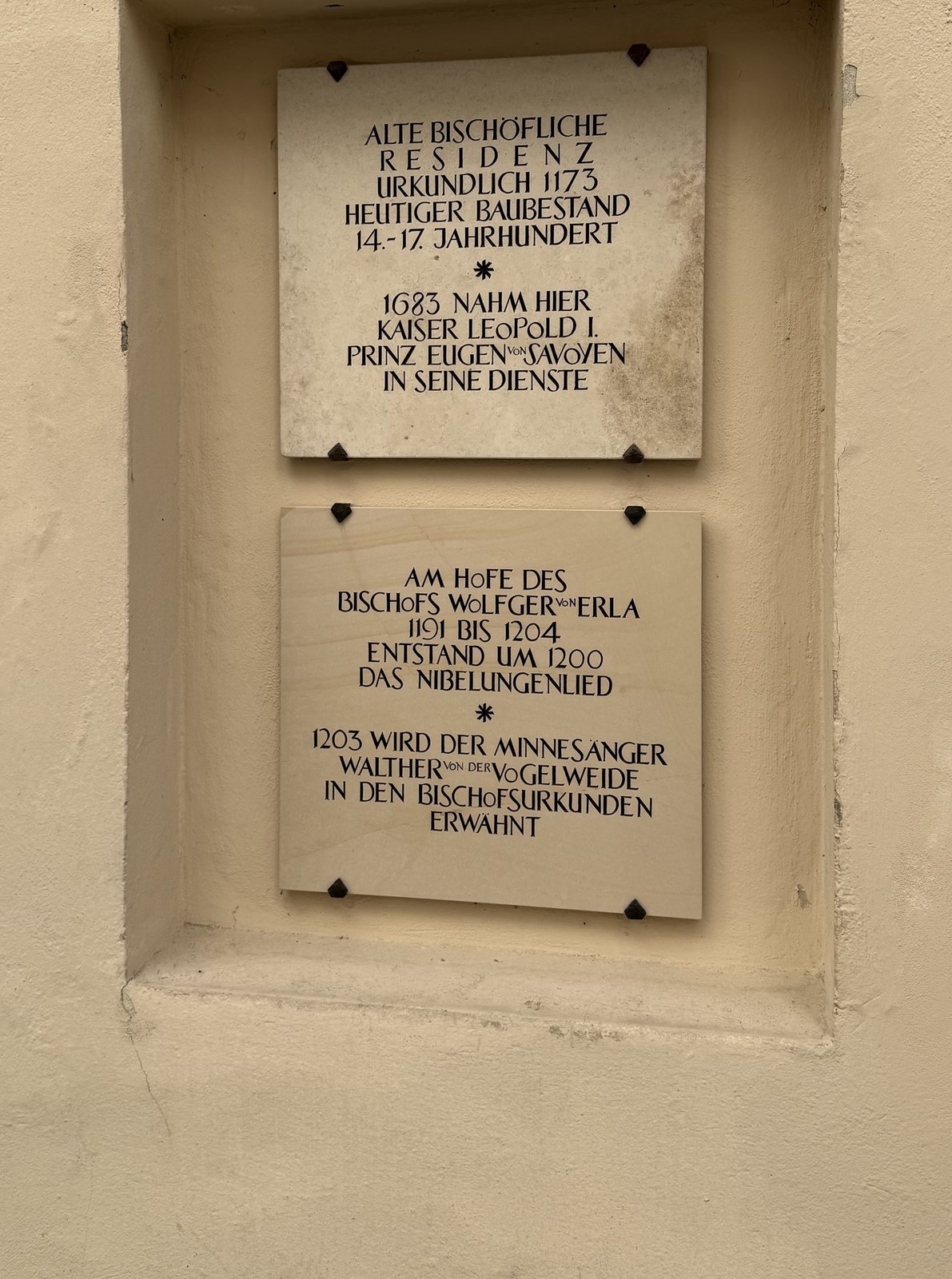 Gedenktafeln an der Alten Bischöflichen Residenz in Passau mit Hinweisen auf das Nibelungenlied und Walther von der Vogelweide
