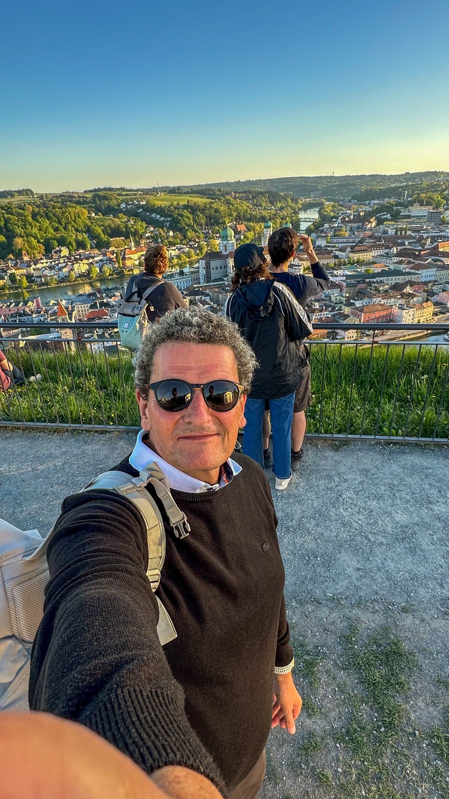 Torsten Fink beim Selfie auf der Veste Oberhaus mit Panoramablick über die Passauer Altstadt im Abendlicht