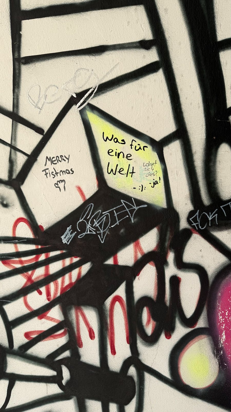 Street-Art-Graffiti in der Passauer Innstadt mit handgeschriebenen Sprüchen zwischen Wildstyle-Schriftzügen