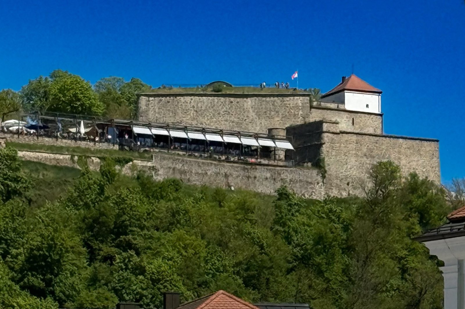 Blick von der Passauer Altstadt hinauf zur Veste Oberhaus