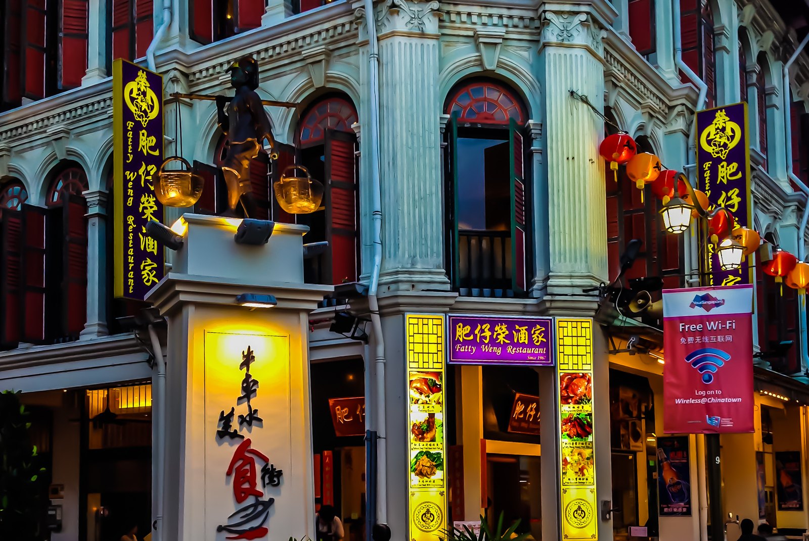Restaurantfassade mit Laternen und Neonschildern in Chinatown, Singapur