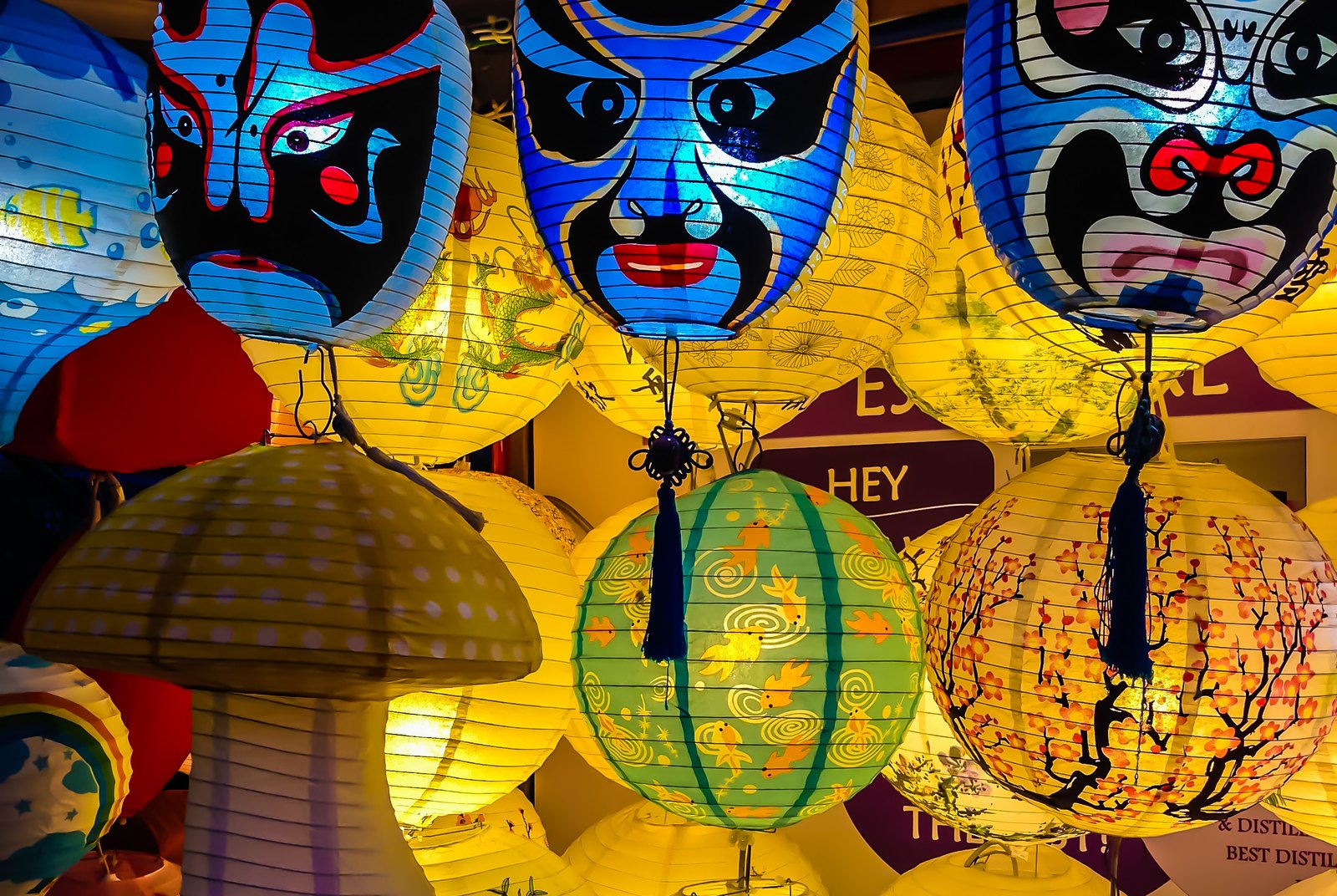 Bunte Papierlaternen mit Opernmasken-Motiven in Chinatown, Singapur