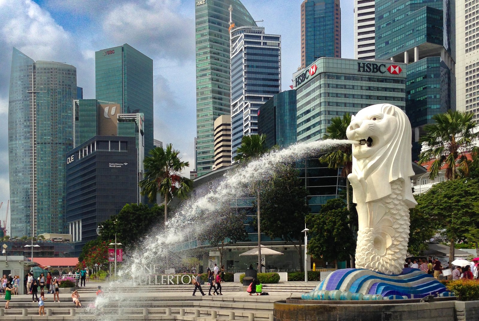 Der Merlion spuckt Wasser vor der Skyline von Marina Bay in Singapur