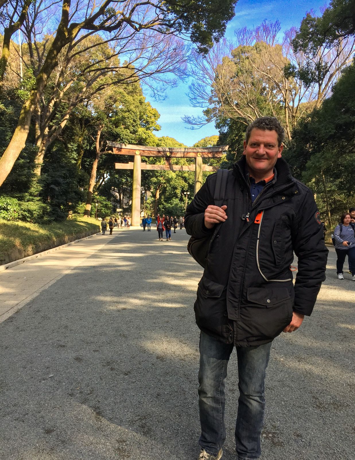 Torsten Fink vor dem großen Torii-Tor am Eingang des Meiji-jingū-Schreins in Tokio