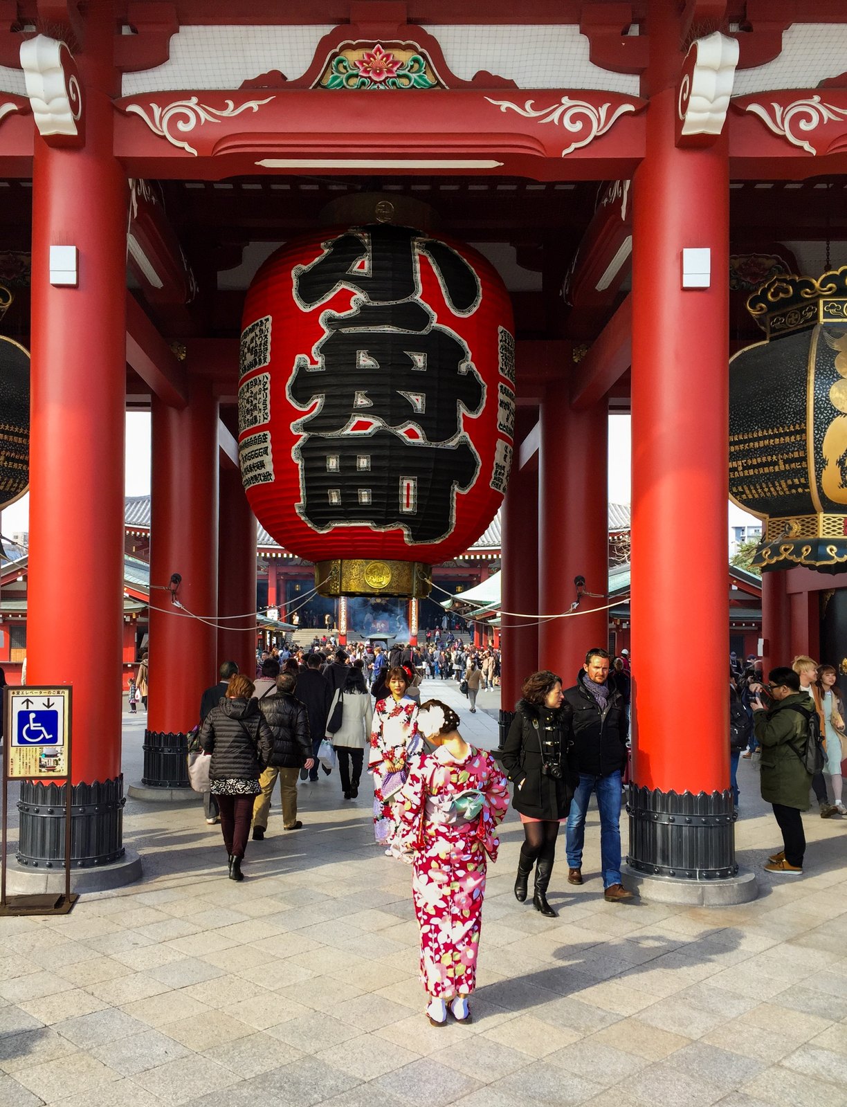Riesige rote Papierlaterne am Kaminarimon-Tor des Sensō-ji-Tempels in Asakusa, Tokio