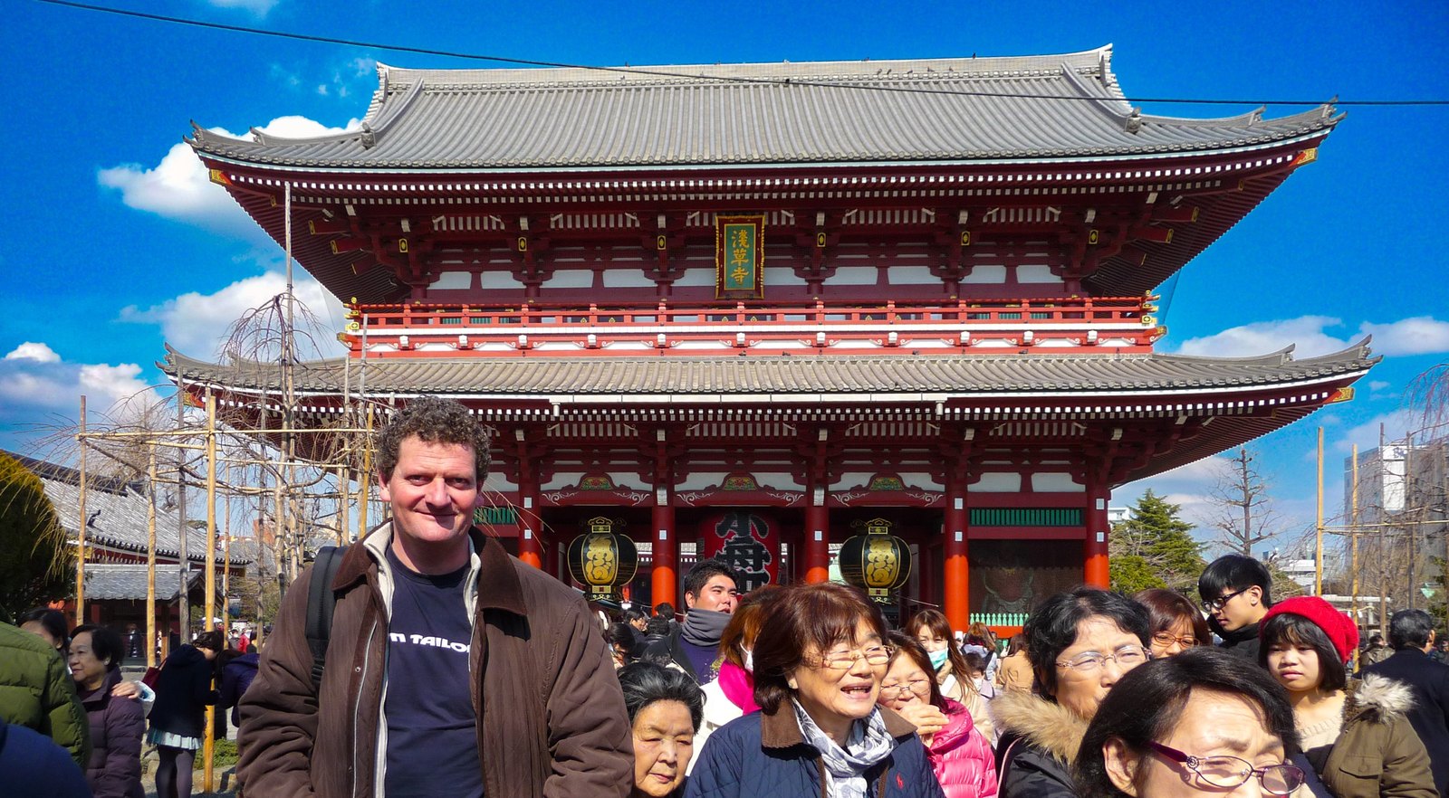 Torsten Fink vor dem Hōzōmon-Tor des Sensō-ji in Asakusa, umgeben von einer Gruppe lachender älterer Frauen