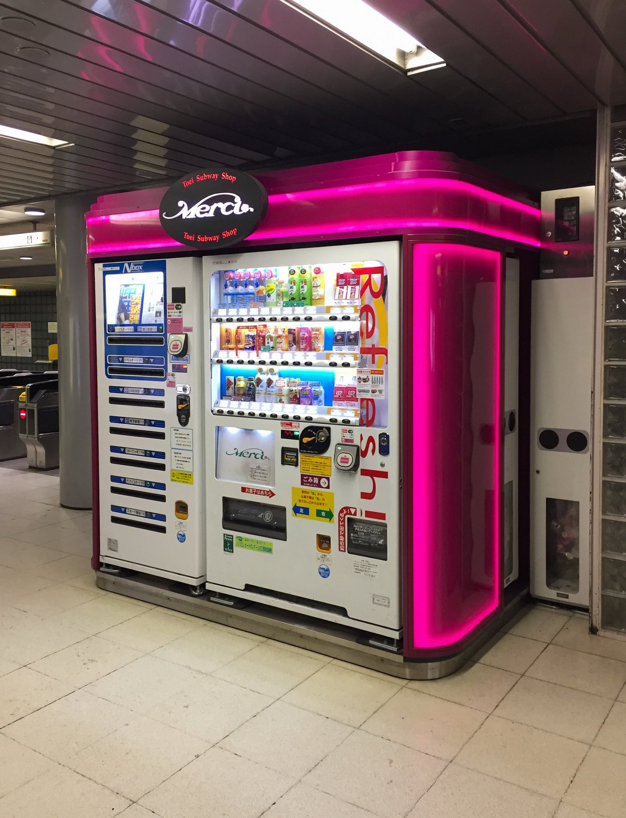 Pink beleuchteter Verkaufsautomat-Kiosk „Merci