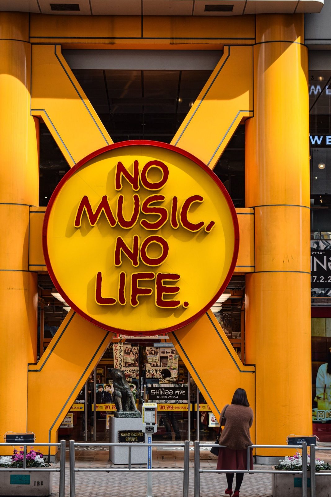 No Music No Life Schild am Tower Records in Shibuya